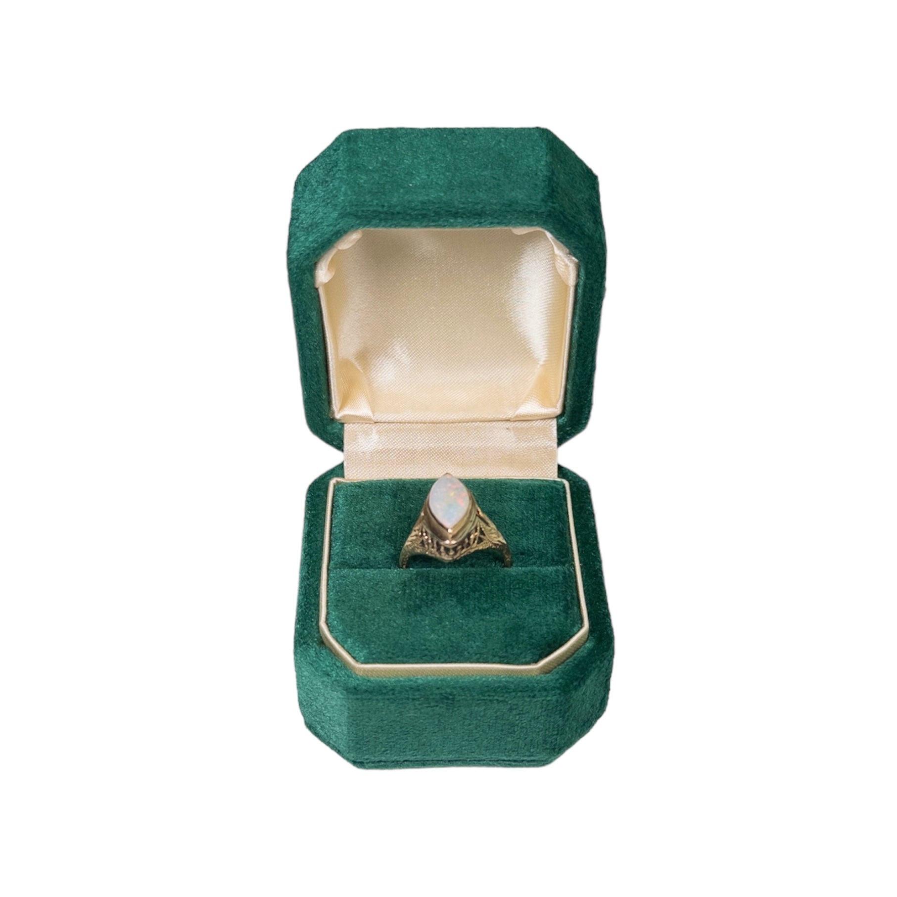 Cut Corner Hinge Velvet Single Ring Box – Cajitas & Co